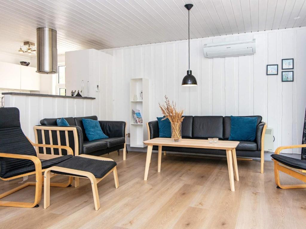 8 person holiday home in R m photo 4