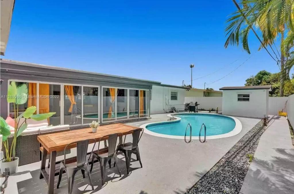 Luxury Pool Villa // 5BD 4BA image