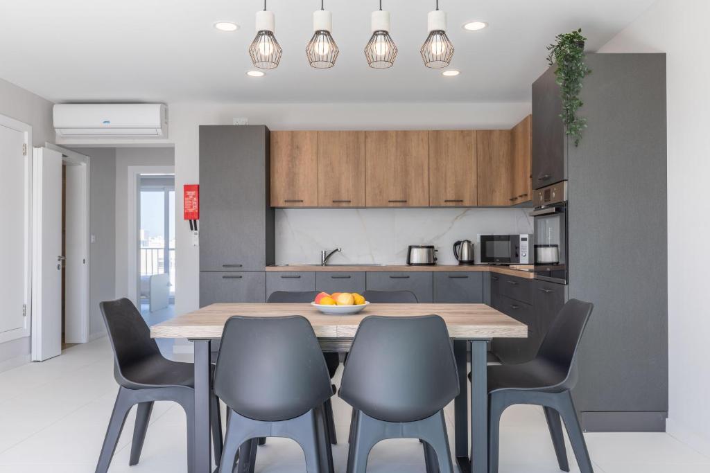 Unique Penthouse with private heated Jacuzzi, close to restaurants and night life photo 3