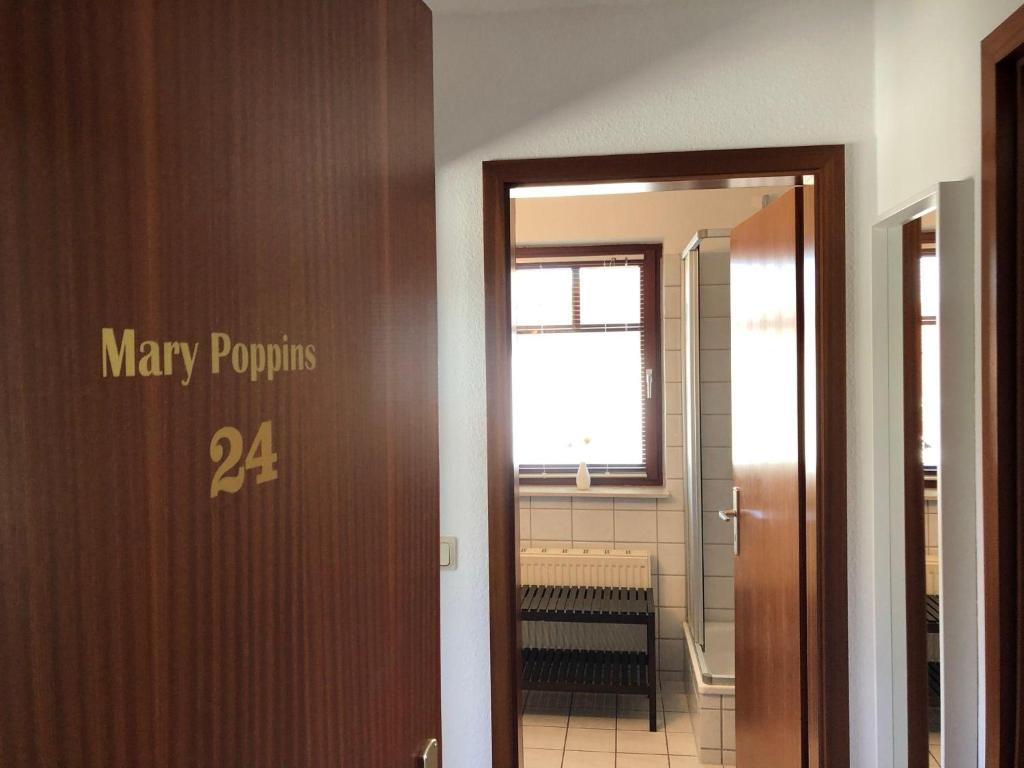 Ferienwohnung-Mary-Poppins-mit-Balkon-zwischen-Strand-Wald-Wiese-im-Suedosten-der-Insel-Ruegen photo 1