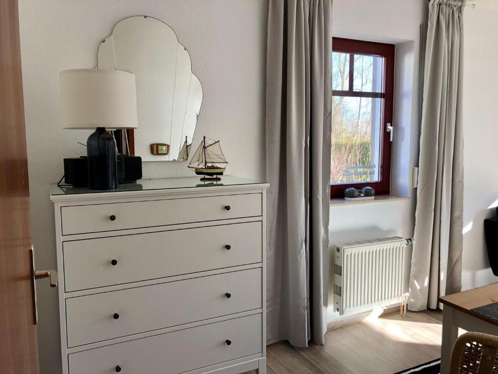 Ferienwohnung-Klaus-Stoertebeker-mit-Sonnenterrasse-Garten-zwischen-Strand-Wald-und-Wiese photo 2