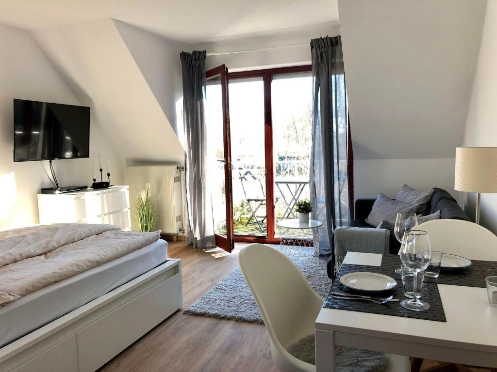 Ferienwohnung-Mary-Poppins-mit-Balkon-zwischen-Strand-Wald-Wiese-im-Suedosten-der-Insel-Ruegen photo 3