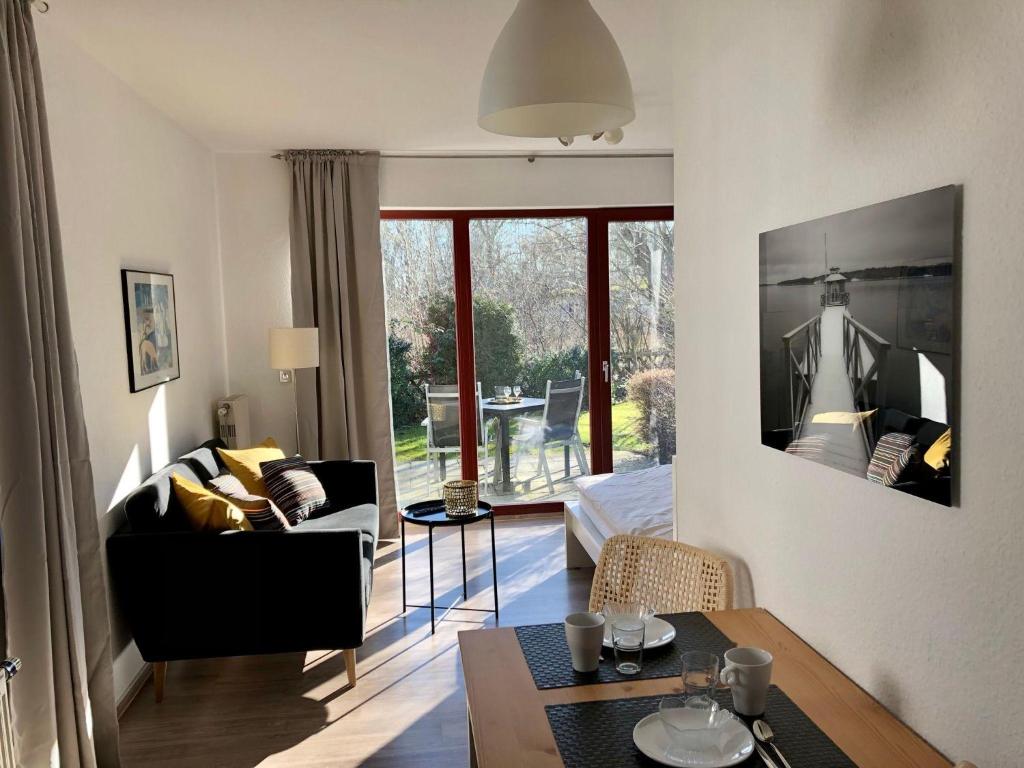 Ferienwohnung-Klaus-Stoertebeker-mit-Sonnenterrasse-Garten-zwischen-Strand-Wald-und-Wiese