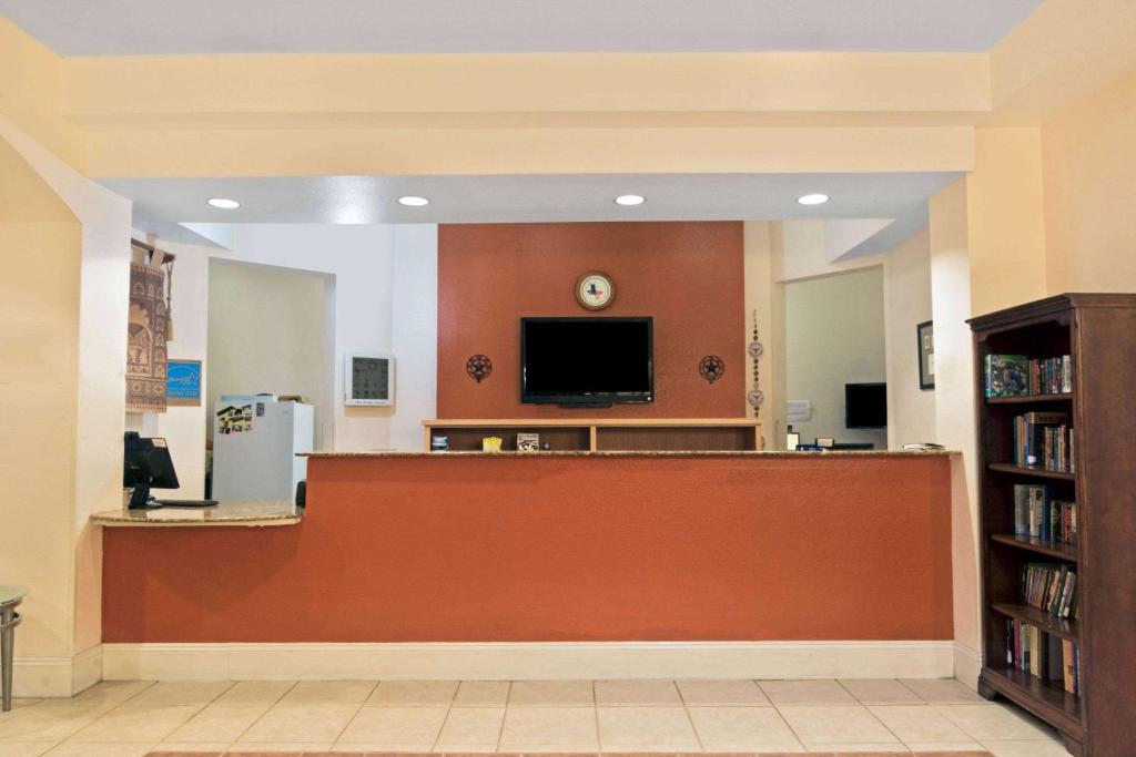 Super 8 by Wyndham Austin/Airport South photo 1