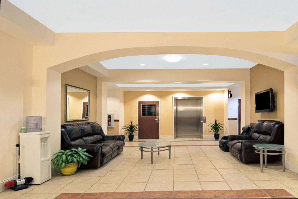Super 8 by Wyndham Austin/Airport South photo 2