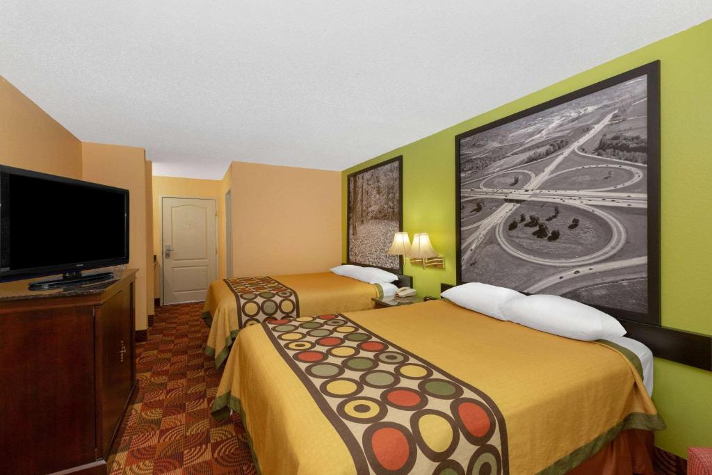 Super 8 by Wyndham Lake of the Ozarks photo 4