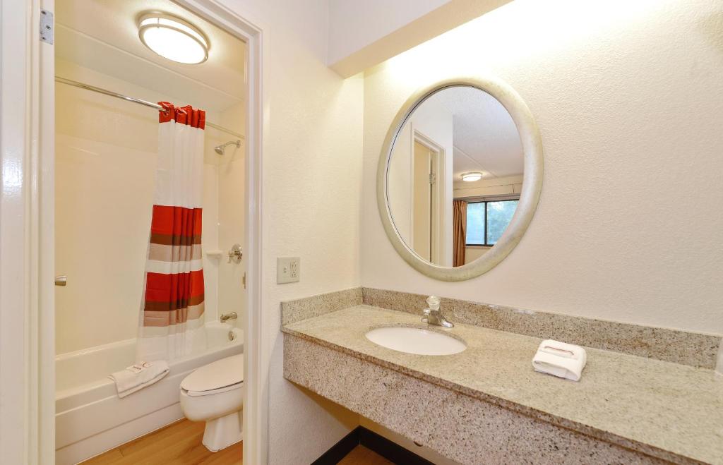 Red Roof Inn Akron photo 2