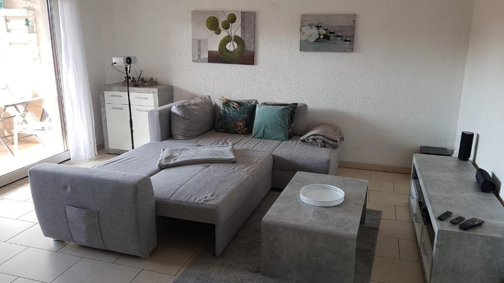 EasyStay#4 Home Cinema Ferienwohnung in Kliniknähe mit Balkon, Boxspringbett & Netflix photo 3