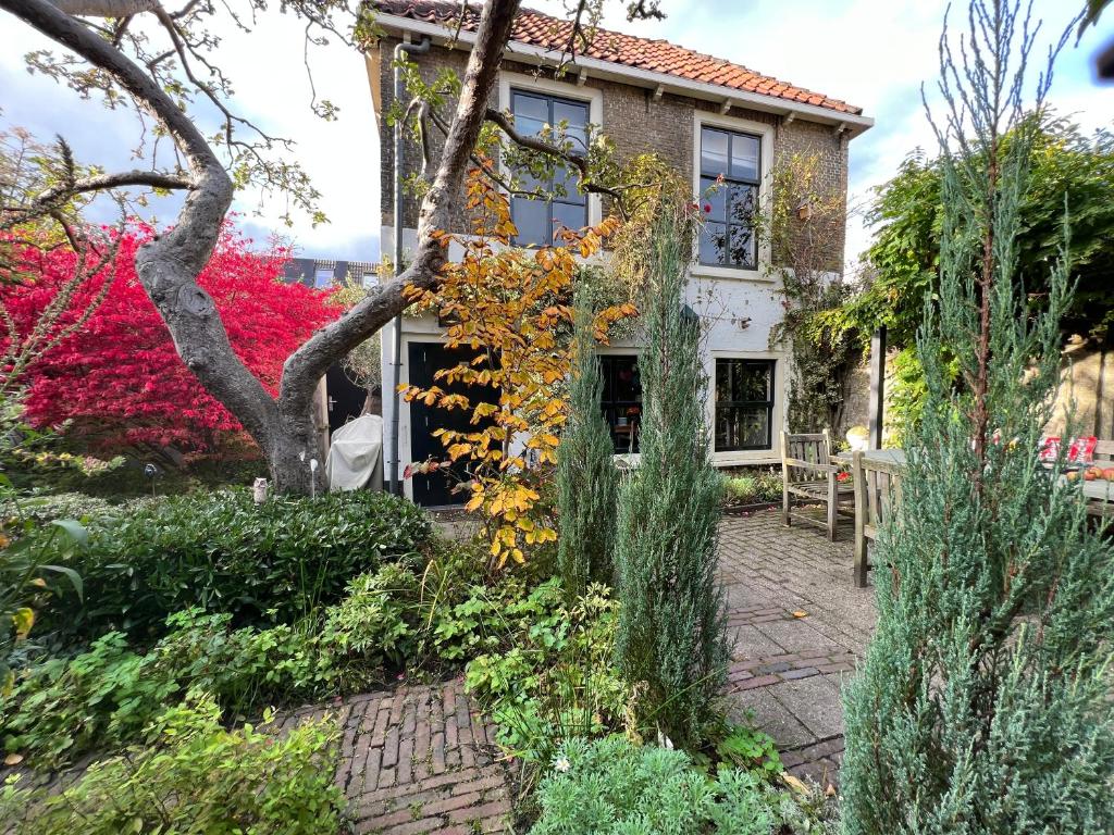 Apple Tree Cottage - discover this charming home at beautiful canal in our idyllic garden photo 4