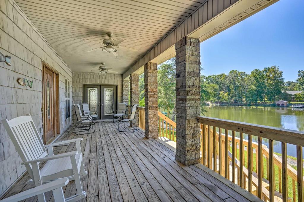 Spacious Group-Friendly Georgia Home on Lake photo 1