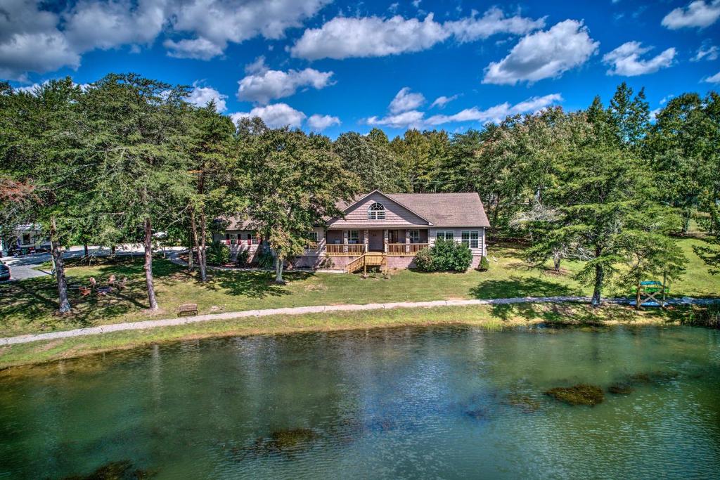 Spacious Group-Friendly Georgia Home on Lake photo 2