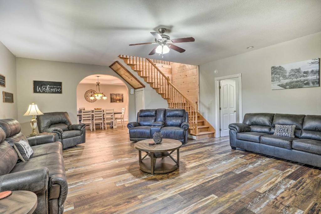 Spacious Group-Friendly Georgia Home on Lake photo 3