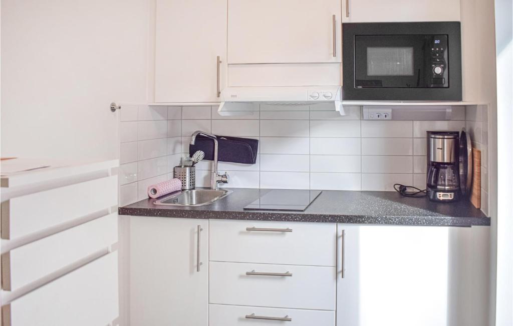 Awesome Apartment In Frjestaden With Wifi photo 4