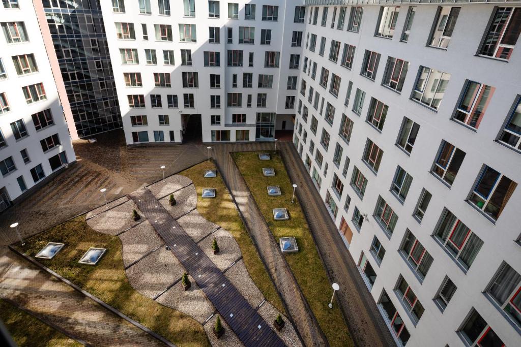 Riverside Design Apartment with underground private parking, Riga