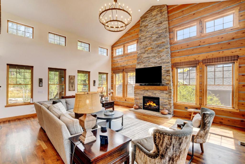 Luxury Chalet #250 With Hot Tub, Gas Fire Pit & Great Views - 500 Dollars Of FREE Activities & Equipment Rentals Daily photo 1