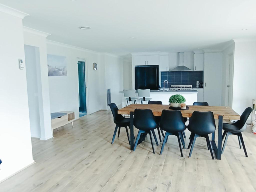 Captains Edge- Brand New 3 bedroom spacious home, private afresco & yard central to Paynesville CBD photo 2