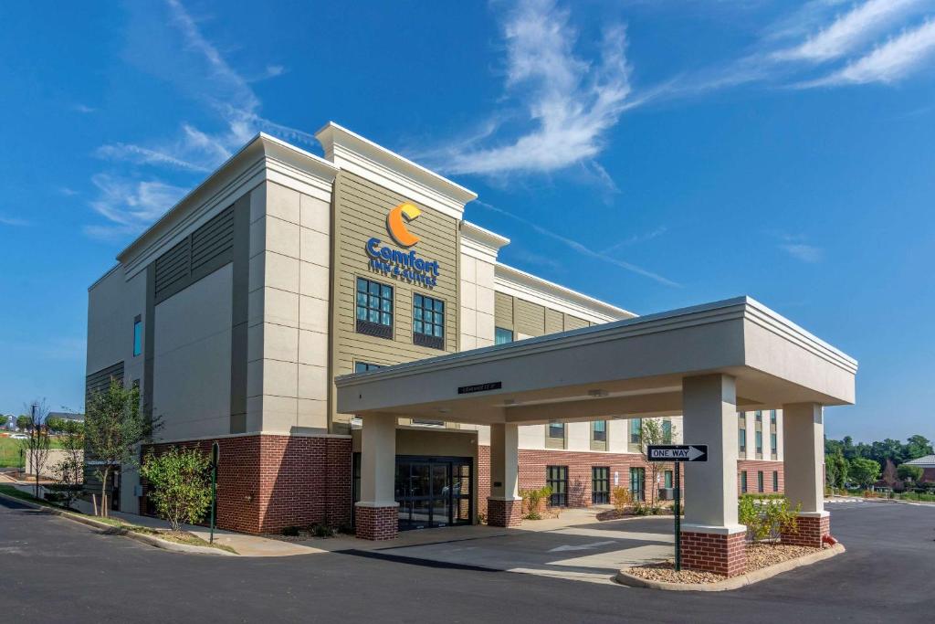 Comfort Inn & Suites image