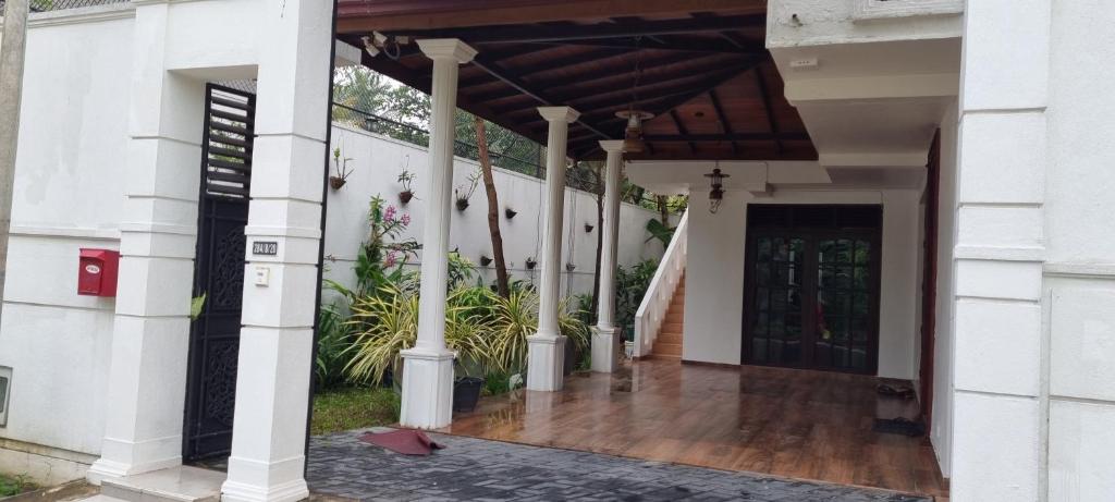 Rajasinhge villa photo 4