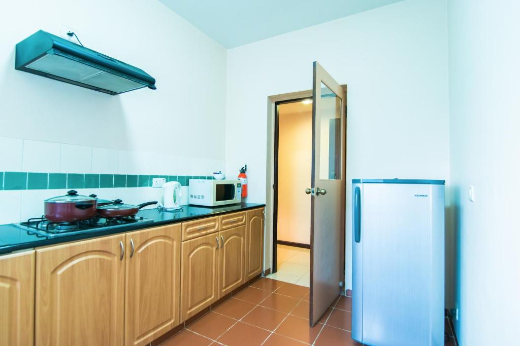 Апартаменты (Deluxe One Bedroom with Kitchen), Halcyon Condominiums