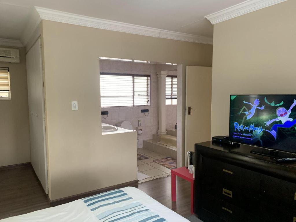 Safari Apartments -Beautiful 3 bedrooms, 10-seater dining , TV room & Garden
