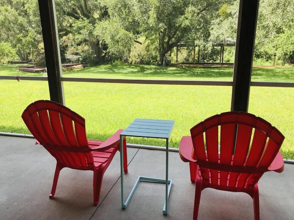 Hidden City Riverfront Apt Near Lakes Golf & Disney image