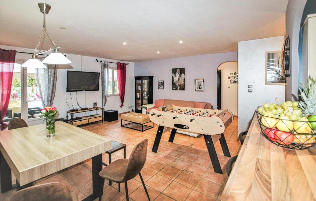 Nice Home In Montlimar With Wifi, Heated Swimming Pool And 3 Bedrooms photo 2