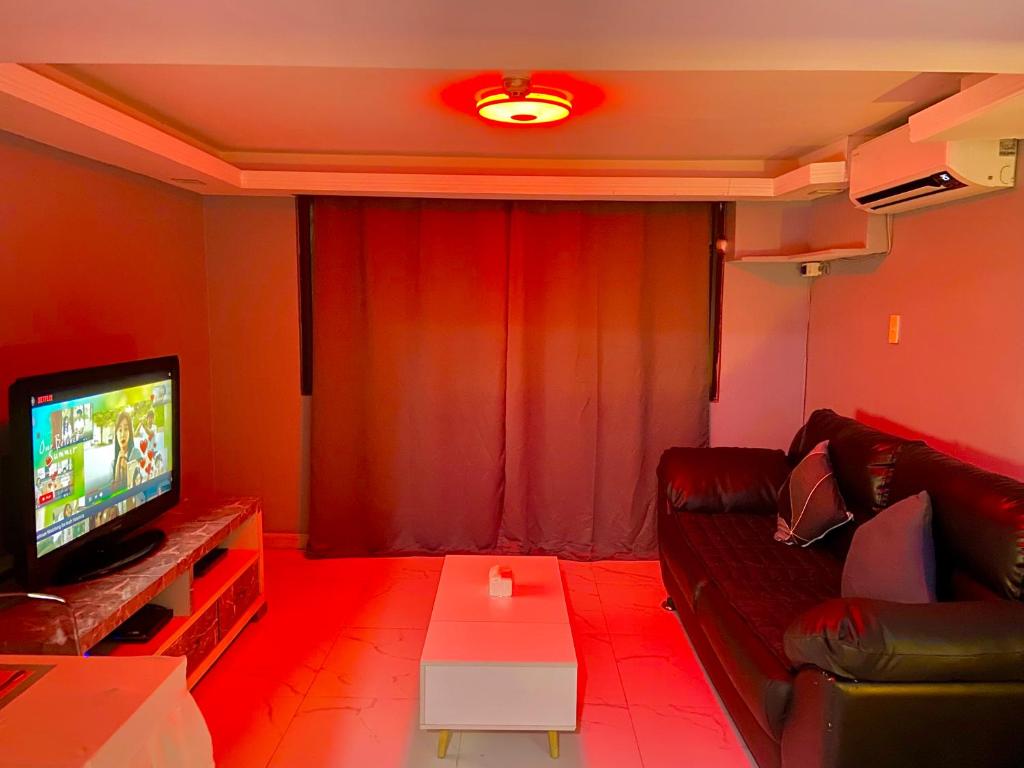 IV’s Condo w/ Netflix, Wifi & Karaoke photo 2