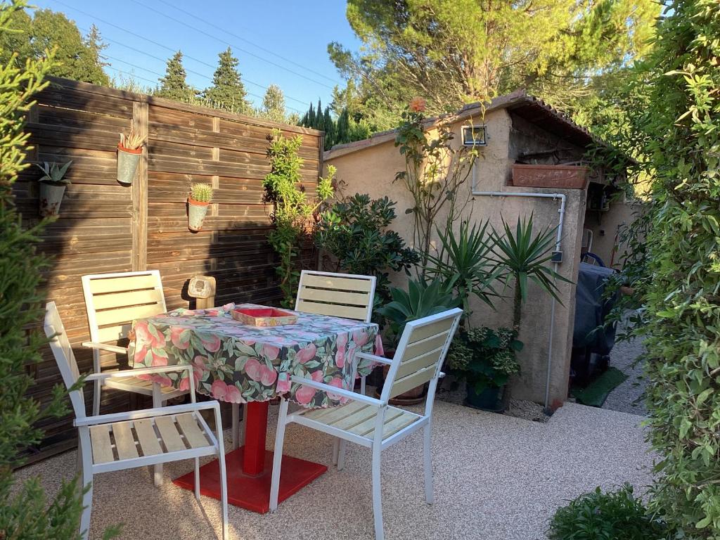Studio en Provence avec piscine photo 3