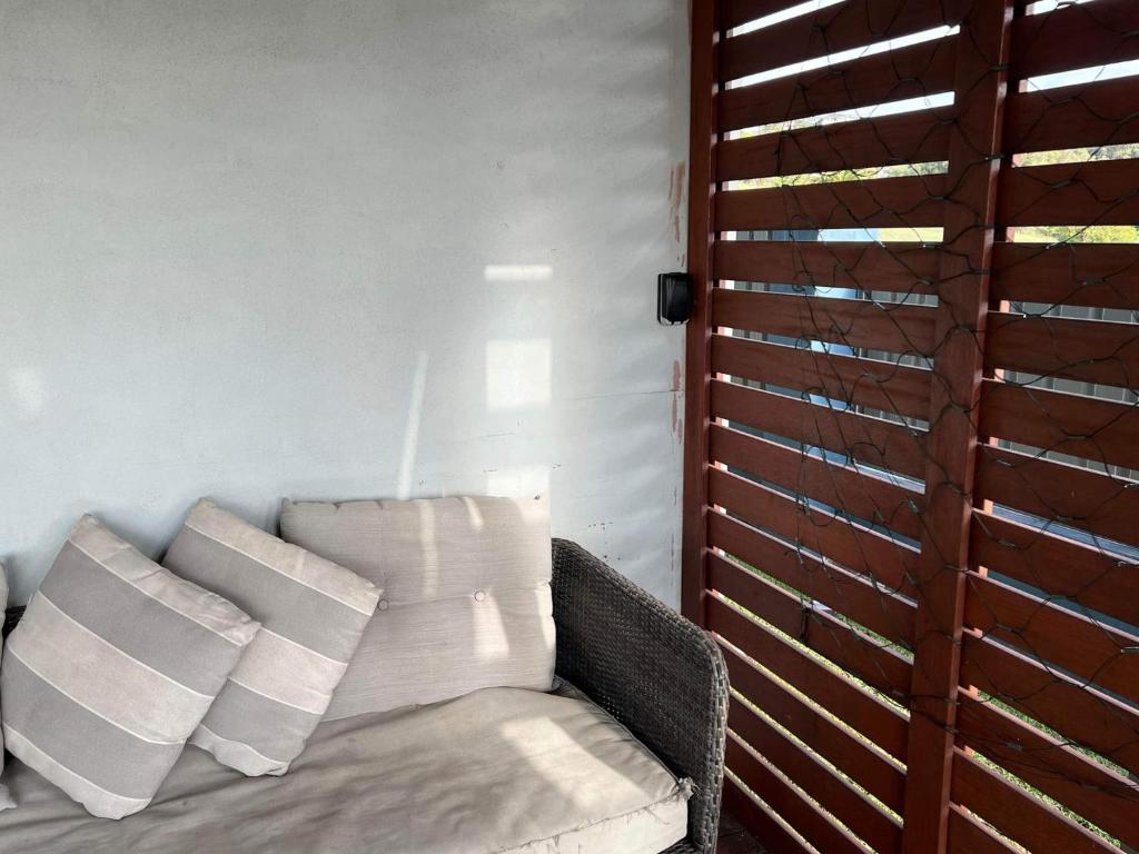 Modern & Light CBD unit, walk to beaches & cafes photo 3