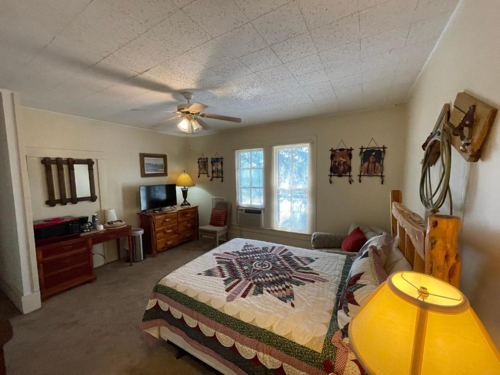 Carriage Inn - Utopia Suite 4 image
