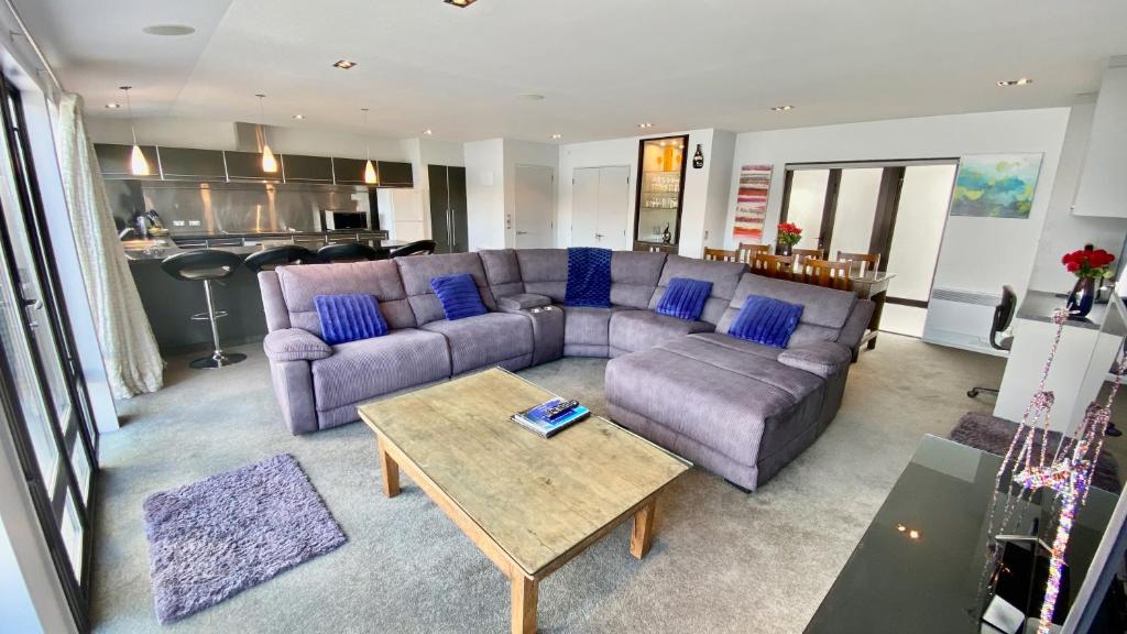Lakefront Luxury Penthouse central Queenstown photo 3