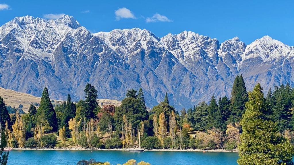 Lakefront Luxury Penthouse central Queenstown photo 2