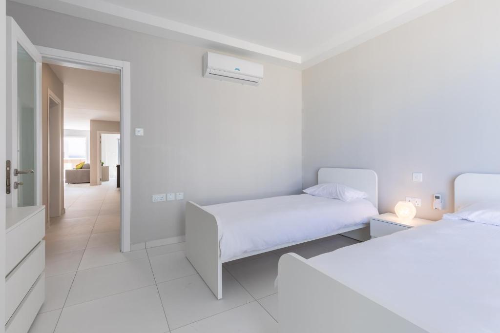 New & central located 3 Double bedroom apartment - Close to all amenities photo 3