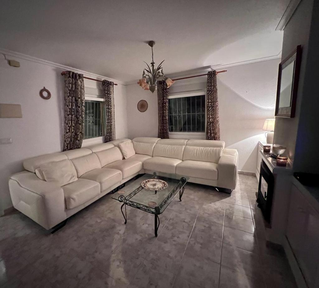 4 Bed 3 Bath Villa Sleeps 8, Pool Wifi Tv Close to Beach Restaurants and Shops photo 2