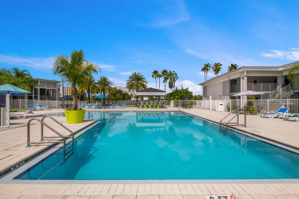Clarion Inn & Suites Across From Universal Orlando Resort image