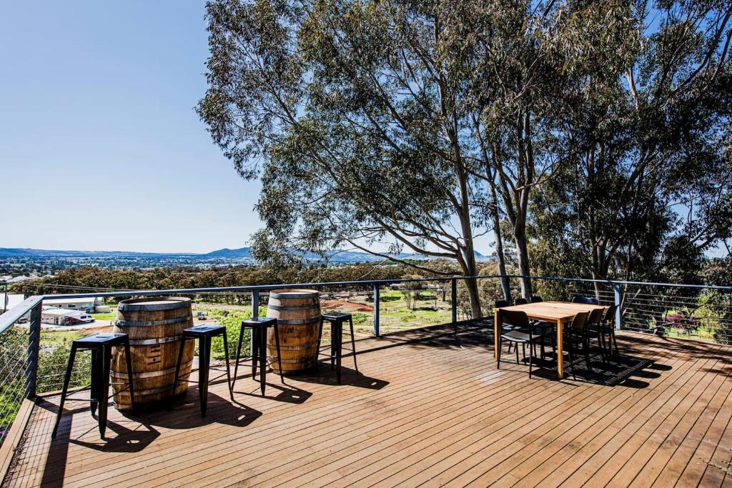 'Omaroo' Homestead Escape amongst Rolling Hills photo 4