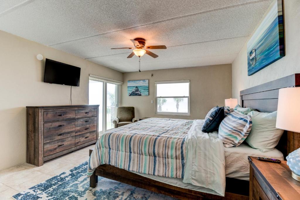 Oceanfront Sunrise 2 Bed 2 Bath Condo with Pool photo 4