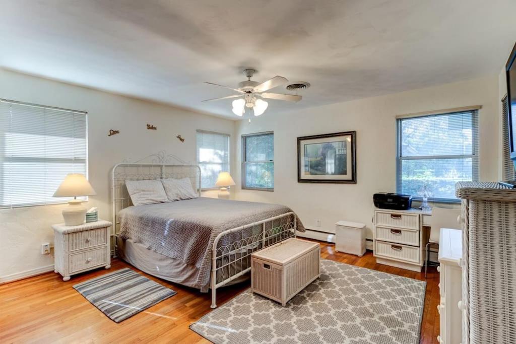 The Good Ole Days King Bed Pet Friendly photo 3
