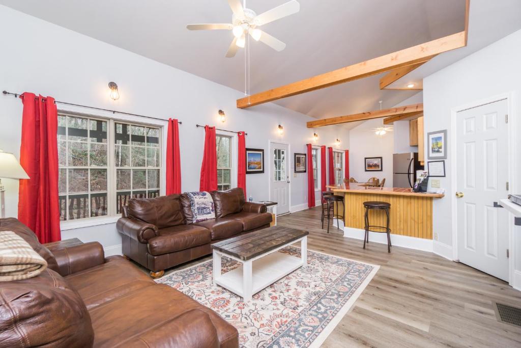 New Listing! Bavarian Cabin - 2 Bedrooms, 8 Minutes to Dahlonega, Hot Tub, Game Room photo 4