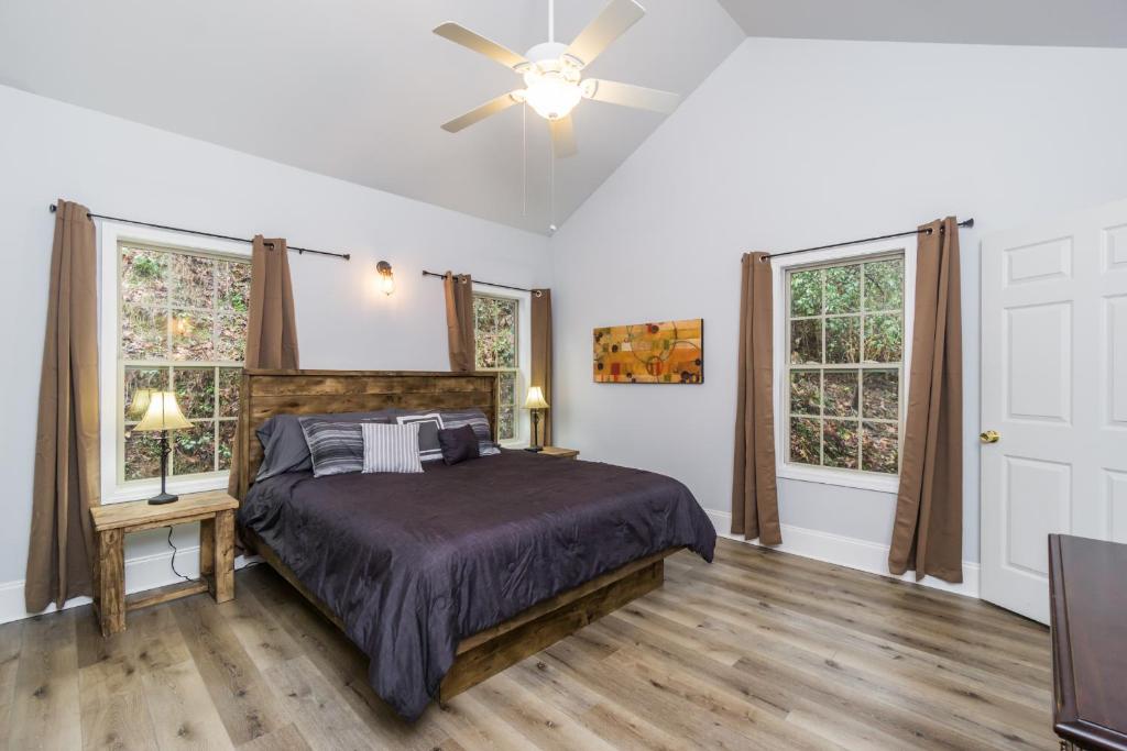 New Listing! Bavarian Cabin - 2 Bedrooms, 8 Minutes to Dahlonega, Hot Tub, Game Room photo 3