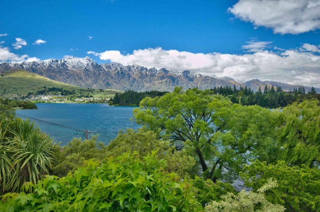 Tahuna Lakeside - 3 min walk to town photo 1