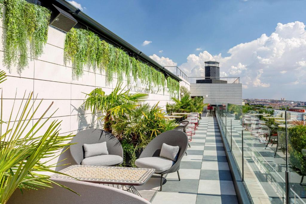 Radisson RED Madrid photo 2