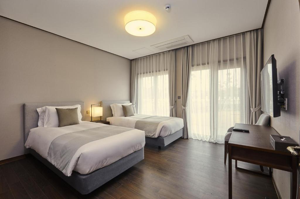 Camphortree Hotel and Resort photo 2