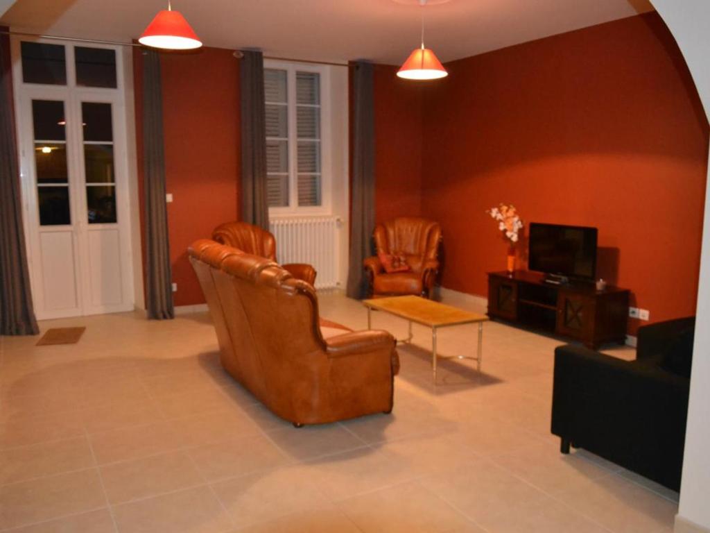 Gîte Châtel-de-Neuvre, 4 pièces, 6 personnes - FR-1-489-92 photo 4