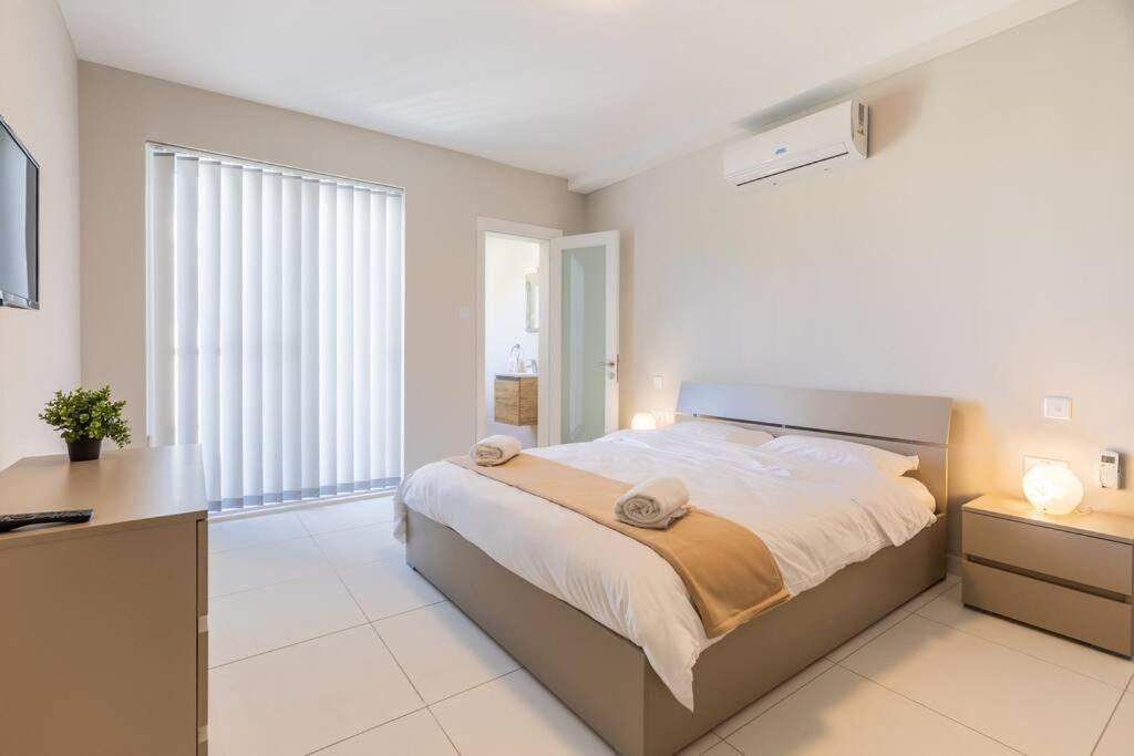 Your home away from home - top floor apt close to the beach & entertainment photo 1