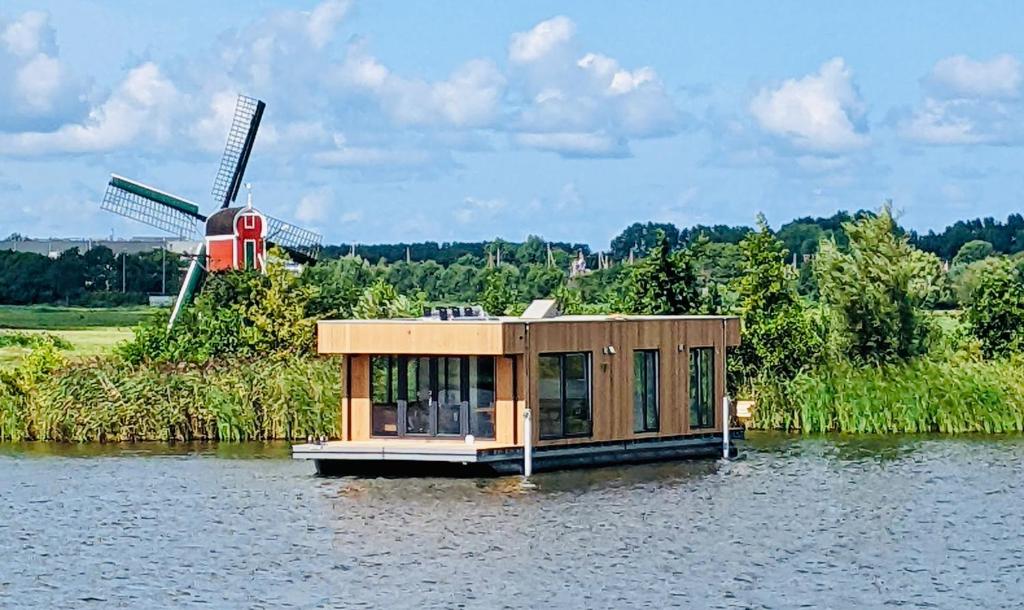 Surla houseboat "Aqua Zen" Kagerplassen with tender