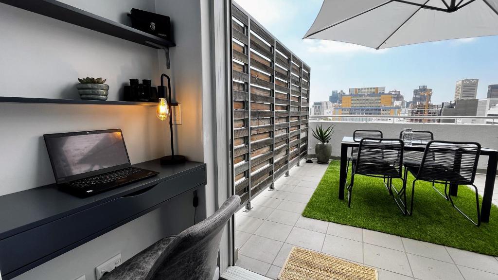 Modern Luxury Studio with Breathtaking City Views - No Load Shedding photo 4
