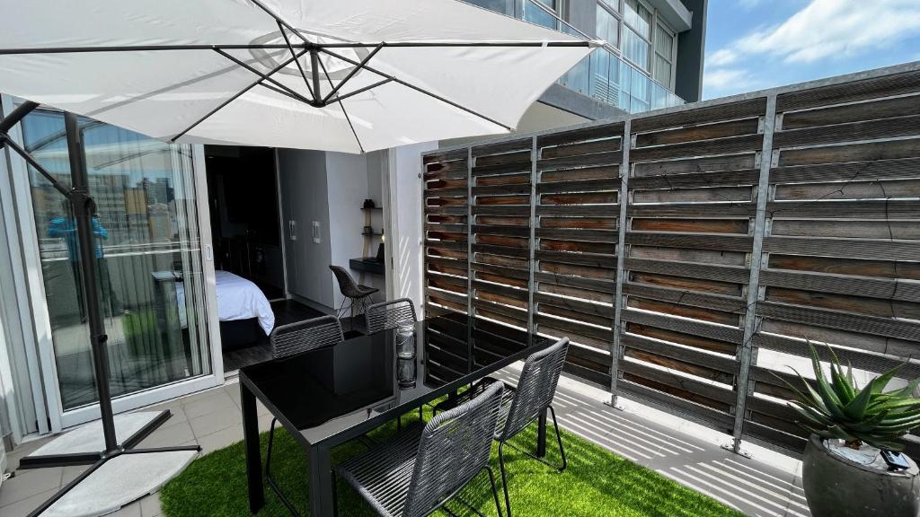 Modern Luxury Studio with Breathtaking City Views - No Load Shedding photo 2