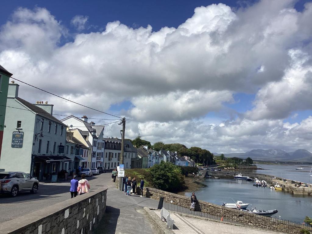 Roundstone Retreats Roundstone harbour lights - Tap to explore photos