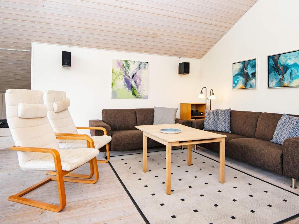 Three-Bedroom Holiday home in Glesborg 28 photo 2